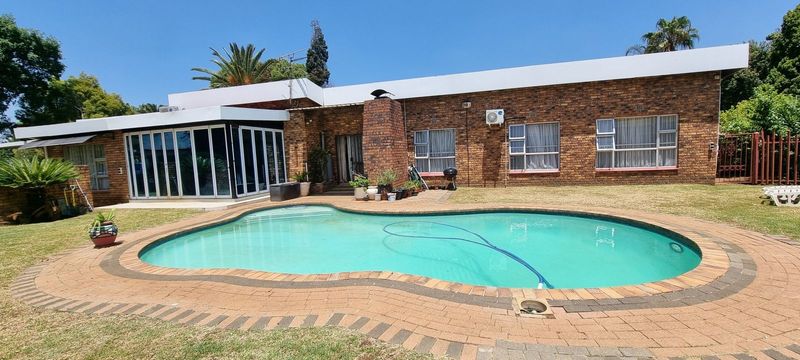 4 Bedroom House For Sale in Sunward Park