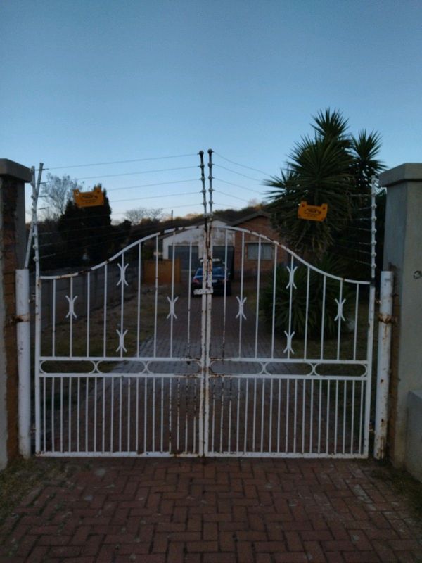 Gate for driveway :