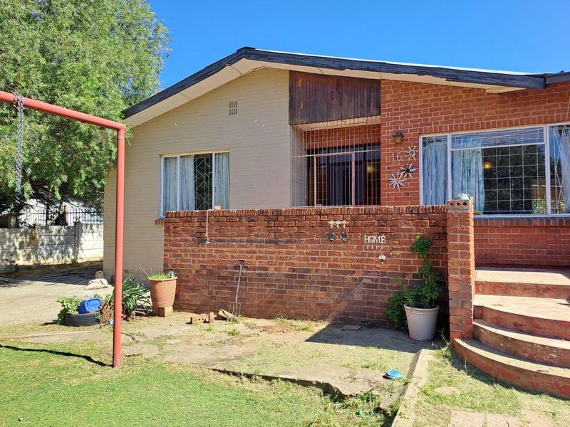 Looking for a fixer upper in Uitsig?