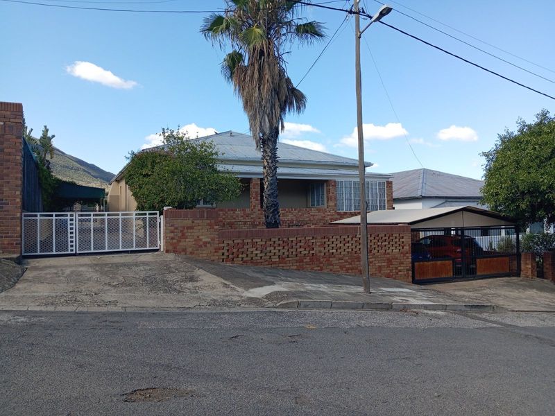 3 Bedroom house in Graaff-Reinet For Sale