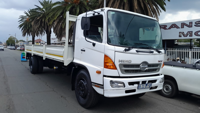 Hino 15257 8ton dropside in an excellent condition for sale at a giveaway amount