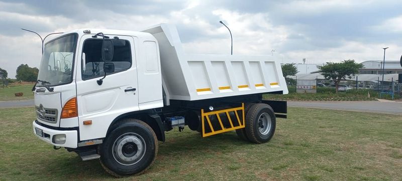 STRONG AND DURABLE TIPPER TRUCK.