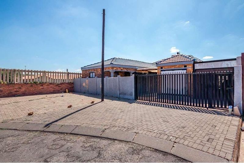 House for sale in Hospital View, Tembisa
