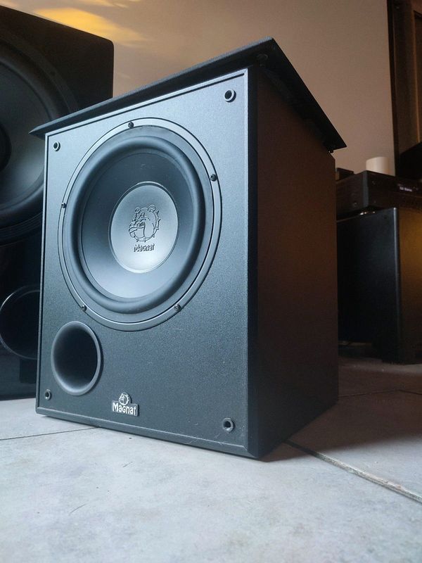 Magnet 10 inch motion sub 25 a in immaculate condition with hard hitting bass you can feel perfect f
