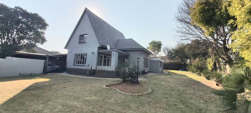 Stunning 3 bedroom and 2 bathroom house for sale in Hazelpark