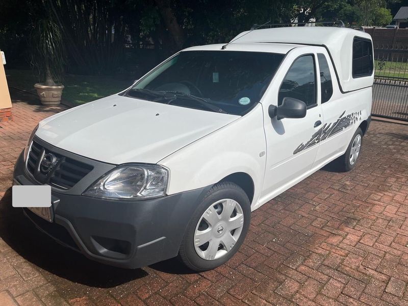 Nissan NP200 Bakkie with canopy