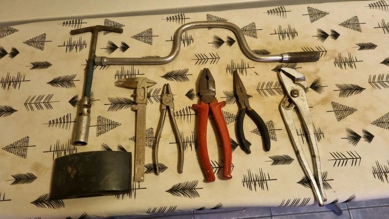 Selling batxh of tools for only R150.