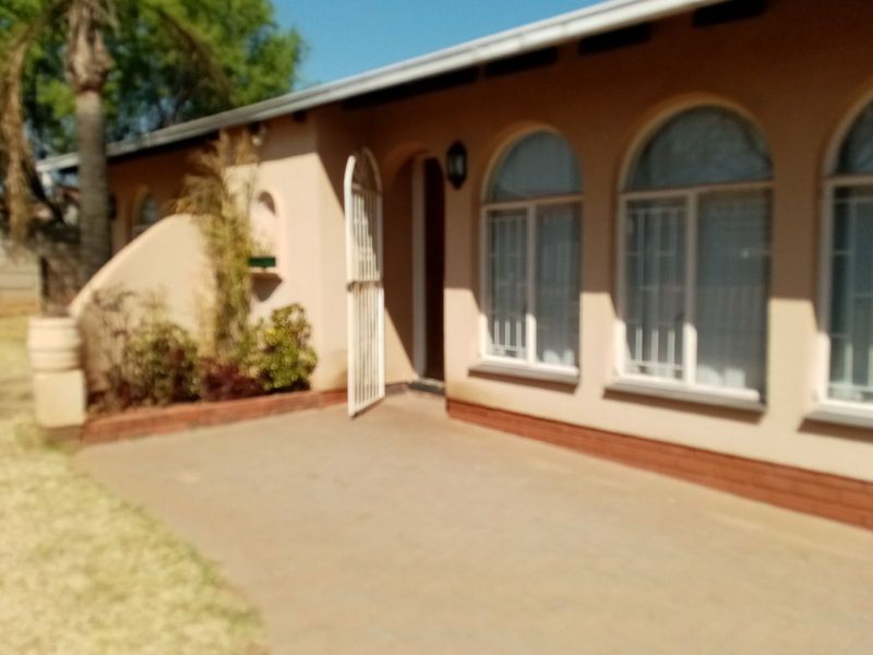 Charming 2 Bedroom Rental Property with Endless Possibilities!