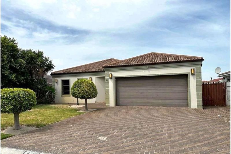 PRICED TO GO !!!   FAMILY HOME IN Hunters Creek - 15 MINUTES FROM STELLENBOSCH and Airport