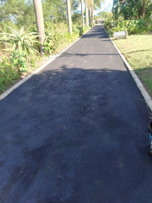 TAR SURFACES DRIVEWAYS, SPEEDHUMPS MAKING, PATCHING  OR WHATSAPP MIKE ON 0608243168