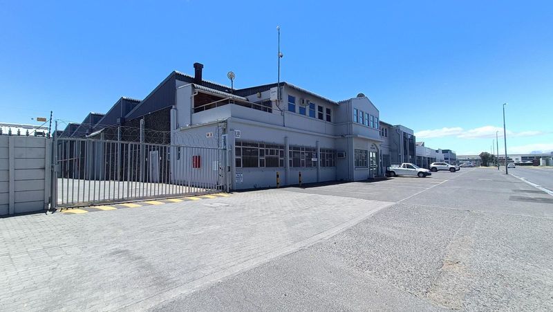 1810m2 Warehouse with Yard TO LET in Epping Industrial