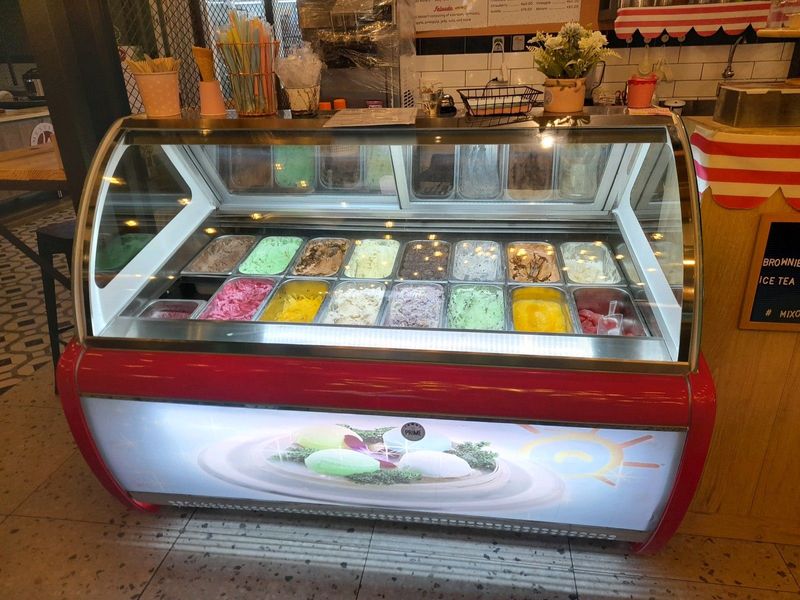 Ice cream display fridge/freezer