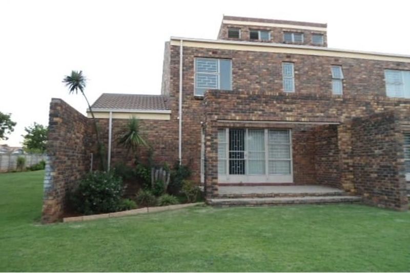 3 Bedroom townhouse for sale in Vaalpark