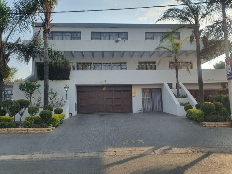 FOR SALE : PRIME POSITION!  SEMI-FURNISHED 6 BEDROOM HOME FOR SALE IN CENTRAL LAUDIUM