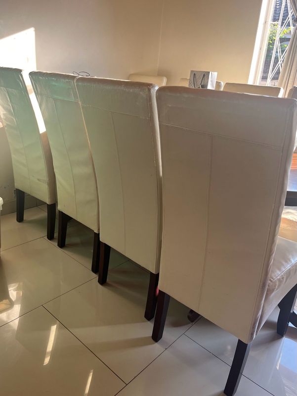 R2500 - 8 seater cream leatherette dining room suite in good condition. R2500