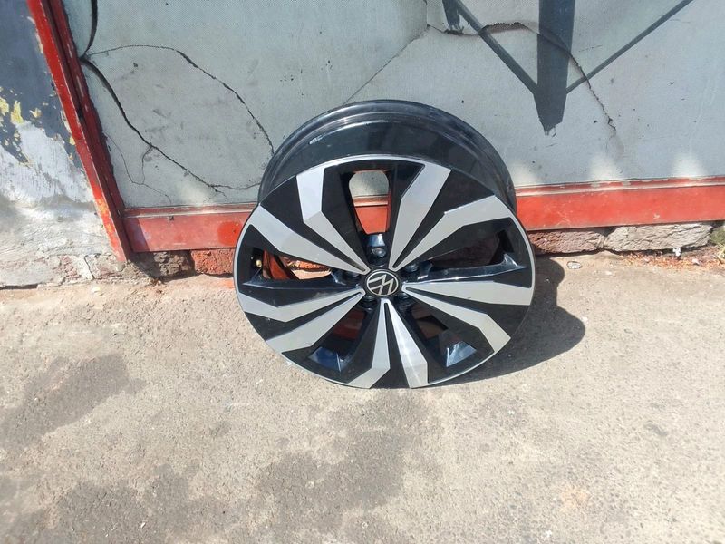 One single brand 17inch polo t cross mag 5x100 p c d still in perfect condition 0730045063 contact
