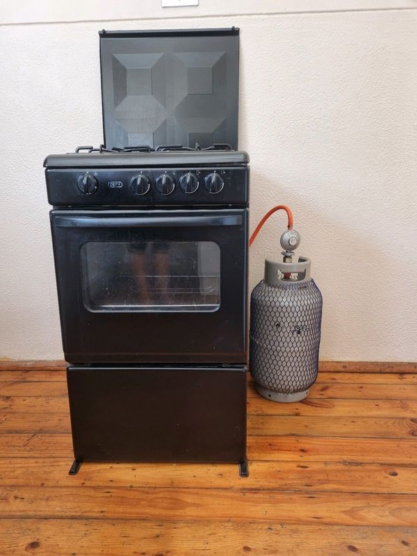 4 Plate Gas Stove &amp; Oven with 7kg Gas Bottle R2500