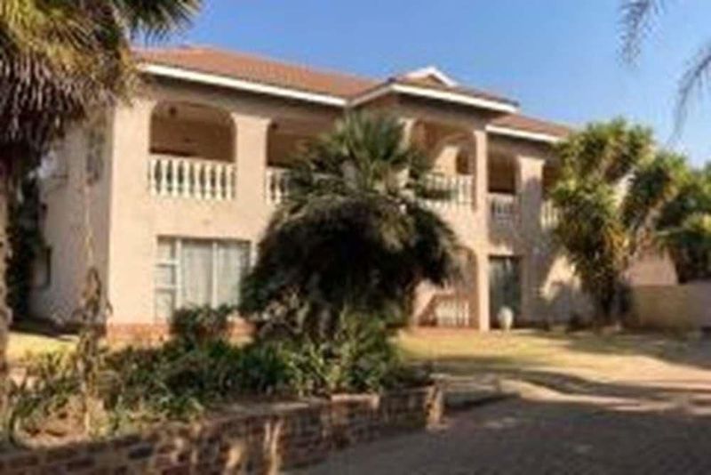 Stunning and spacious  4 Bedroom Family Home in Pomona in Kempton Park Area.