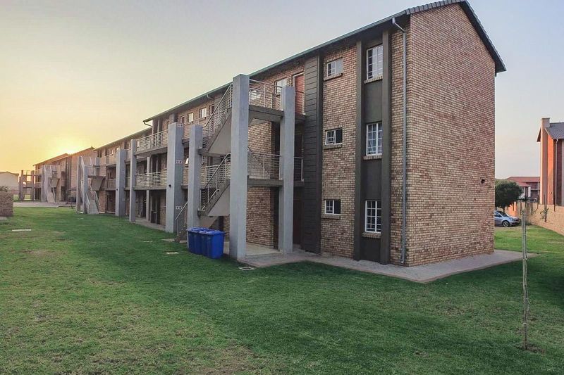 MODERN Lock Up and Go Apartment in Secure Complex - SOLAR GEYSER - DSTV - FIBRE READY