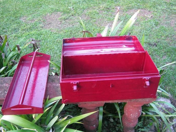 Maroon toolbox