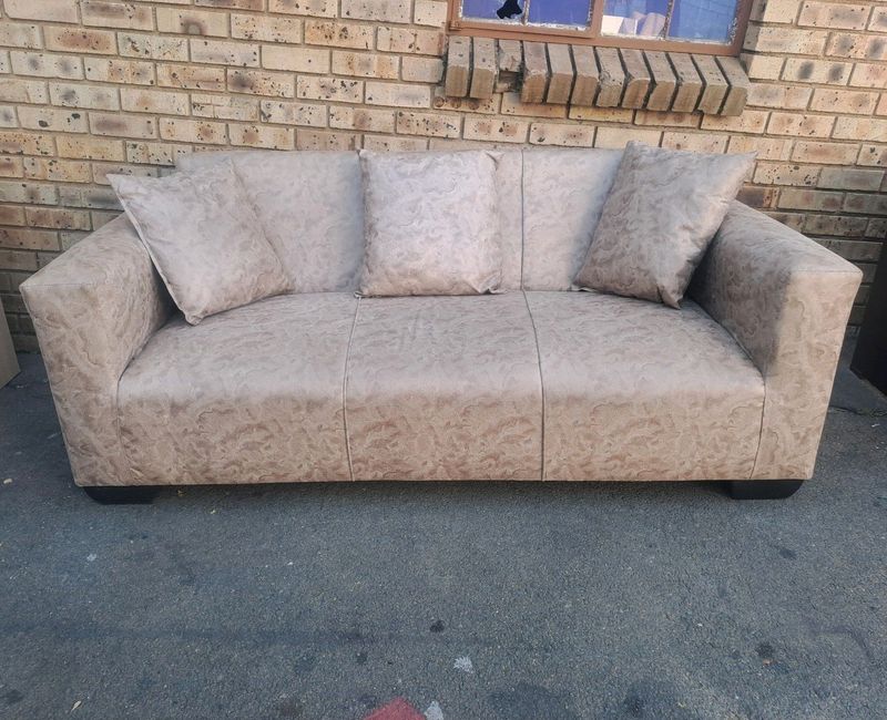 3 seater couch for Sale!