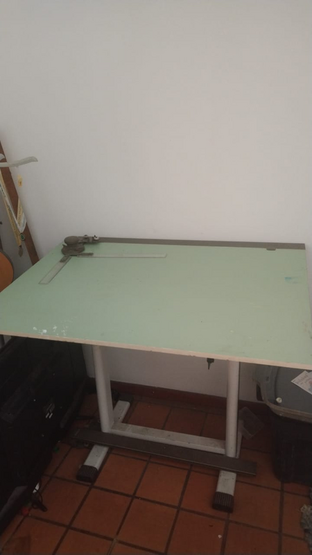 Drafting table (architectural)