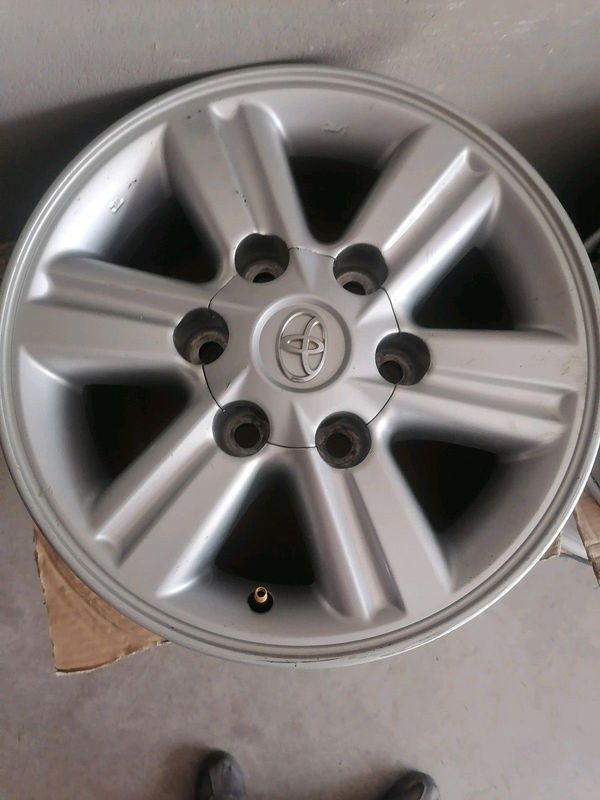 Toyota Hilux 15inch Mag Rims (WITH USED TYRES)