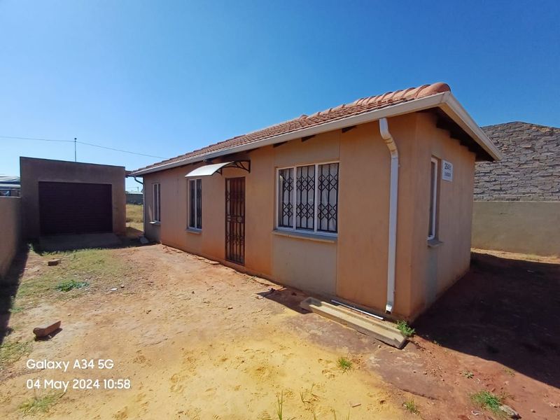 Cozy and Charming 3-Bedroom Home in Protea Glen