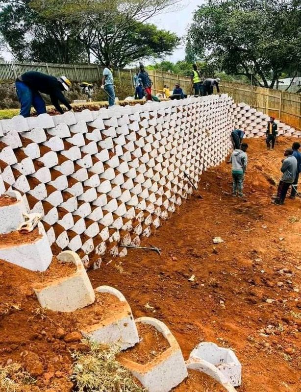 RETAINING WALLS INSTALL