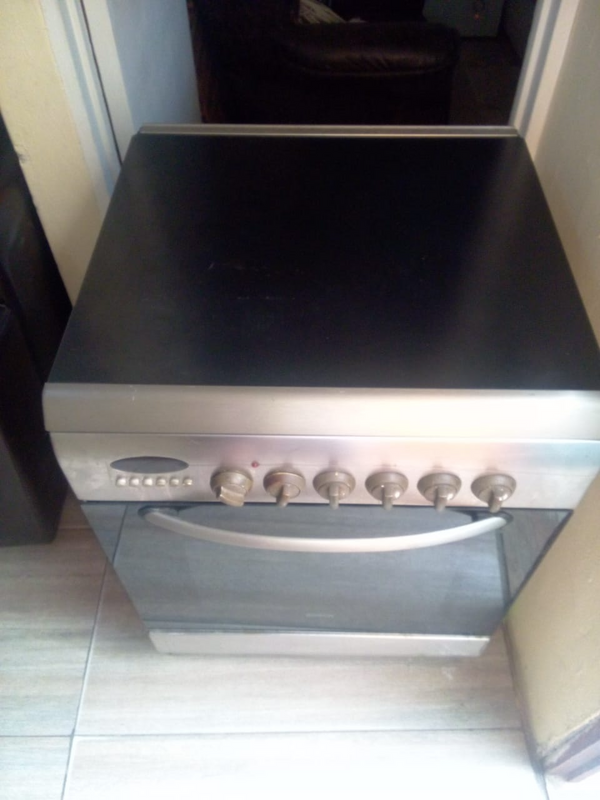 SILVER BOSCH 4 PLATE GAS STOVE WITH  GLASS TOP AND ELECTRIC OVEN.