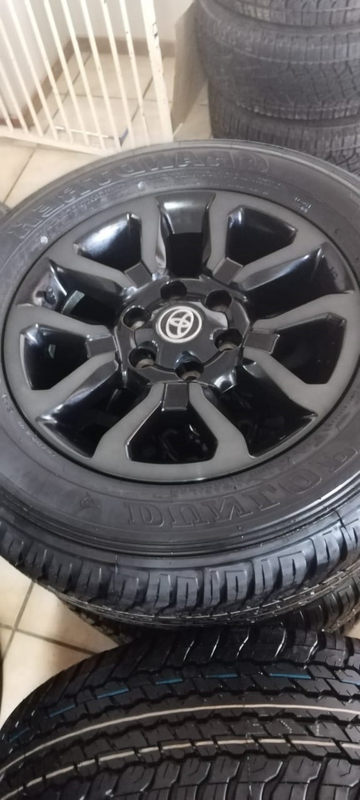 18inch Toyota Legend 50 RS original mag  with brand new 265/60/18 Dunlop A/T to use for spare R4500