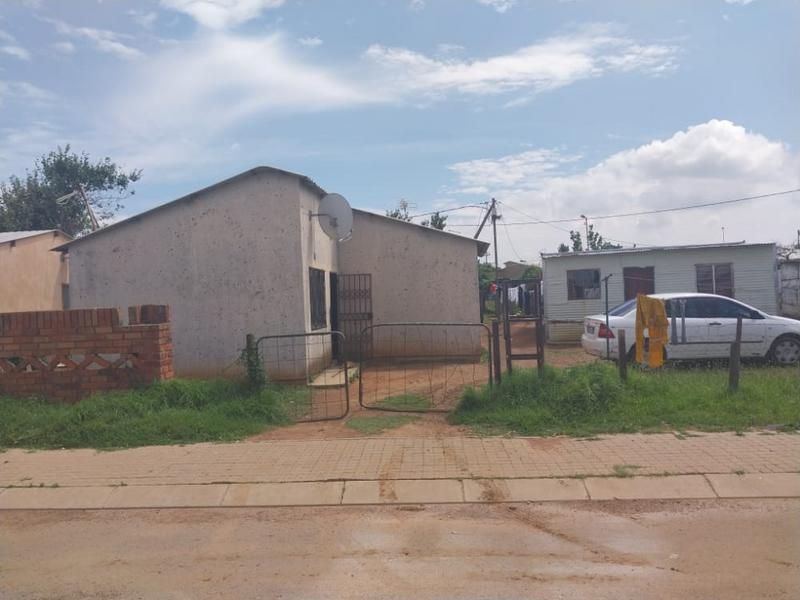 2 bedroom rdp house for sale in poortjie orange farm , double stand for R170 000 with title deed