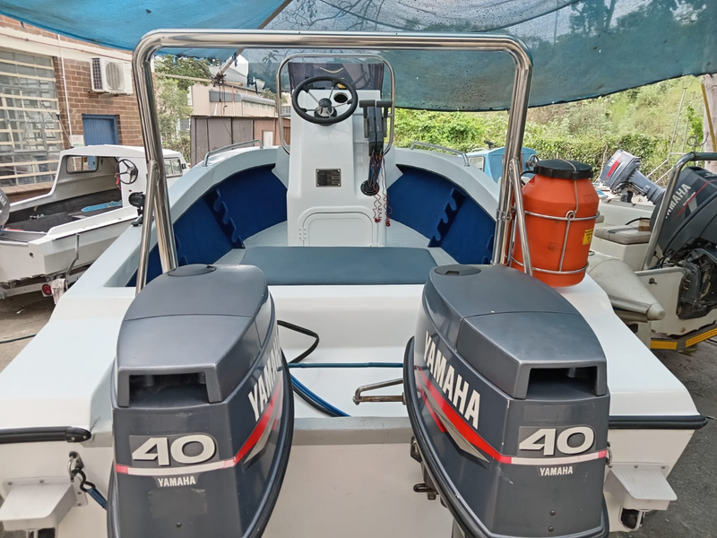 SUPERDUCK 520 on Breakneck Trailer with 2 x Yamaha 40 3 cyl. Electric start