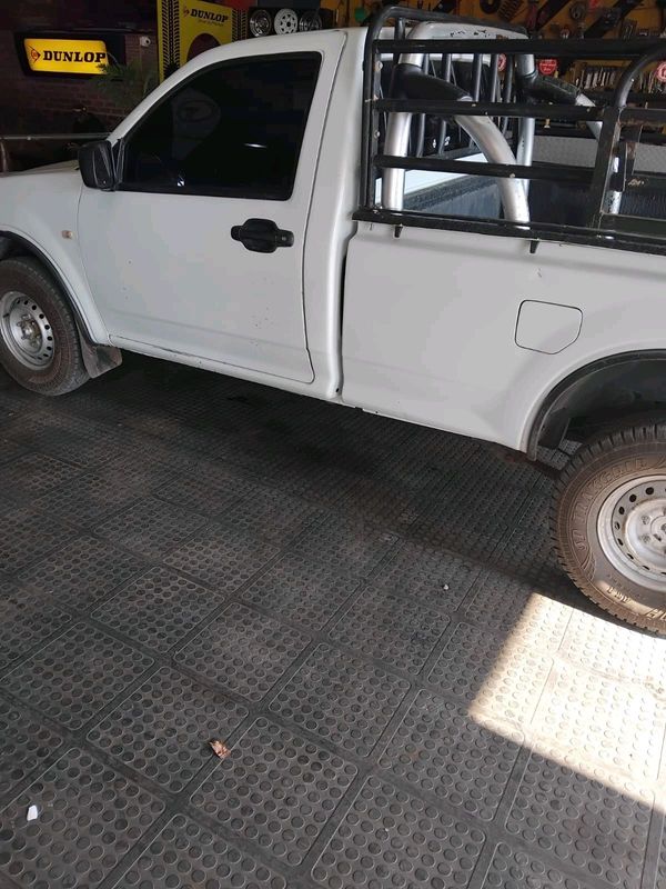 I selling my bakkie 2.5 D tec diesel price R80000 neg 0733123994 Mphura