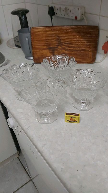 Set of 4 crystal large pudding or snack servers