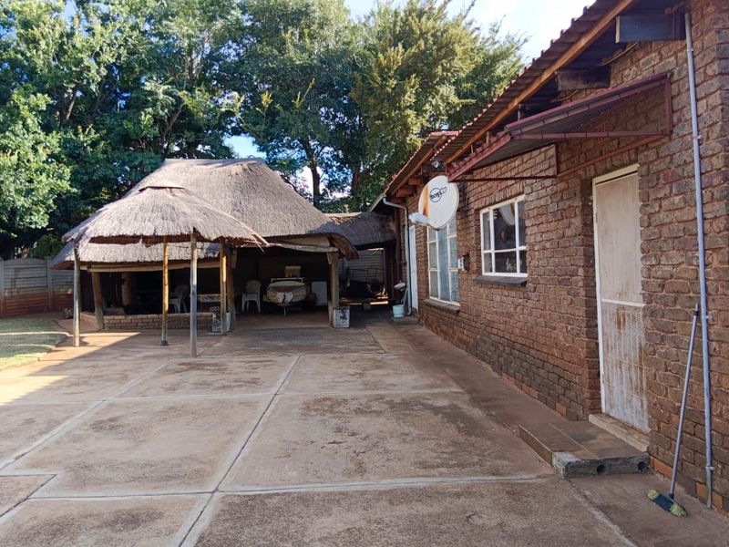 Large 3 Bed Family Home &#43; Lapa in Welverdiend