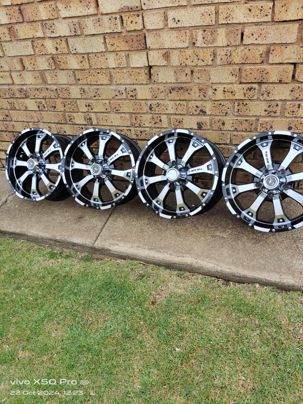 Jeep Wrangler brand new 17inch mag wheels.