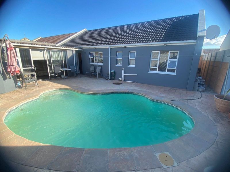 3 Bedroom Unique Family Home In Strandfontein