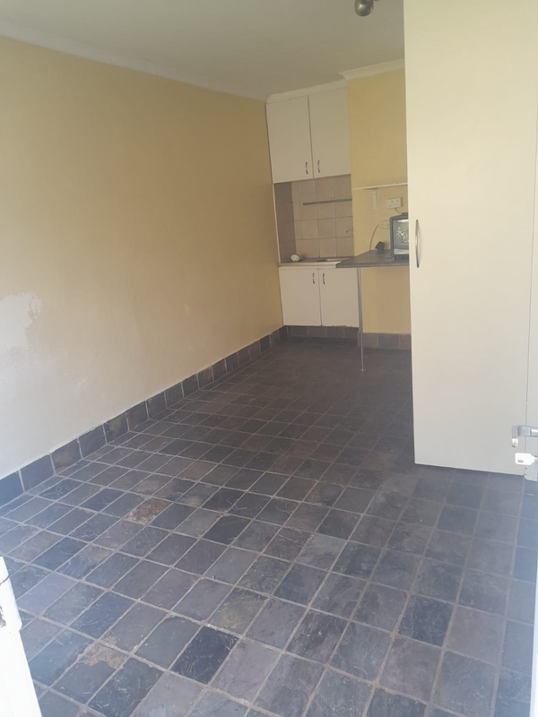 Bachelor Flat to rent R4000 Clubview Extension 2