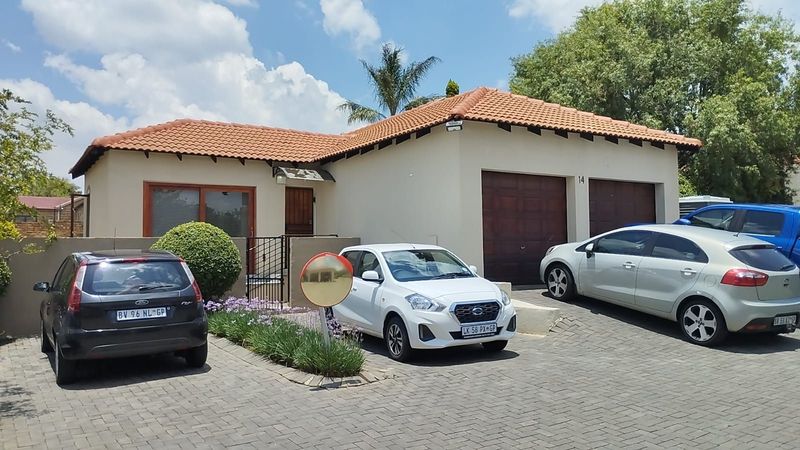 Townhouse For Sale in Kyalami Hills, Midrand