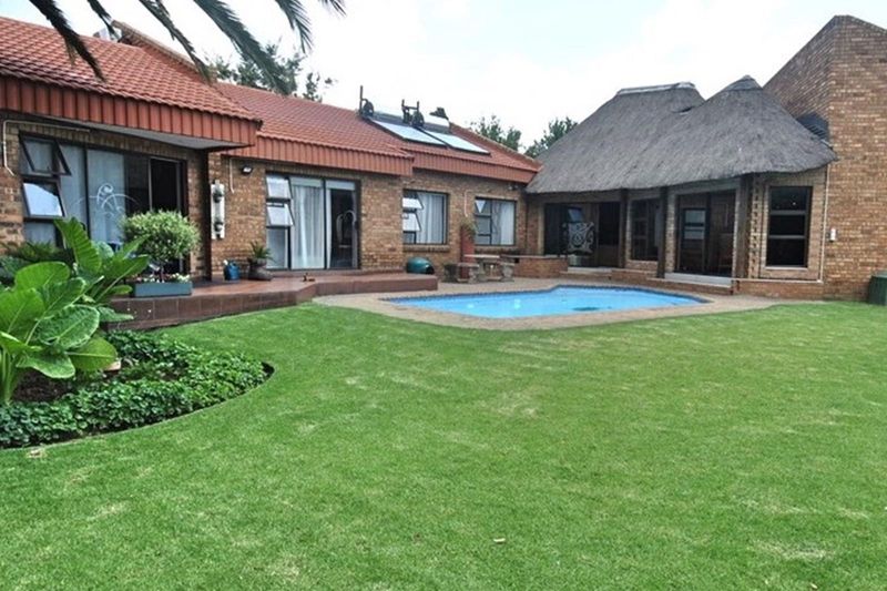 Discover Magnificence: Property with Flatlet, Pool, Entertainment Area, Solar Energy, and Borehole!