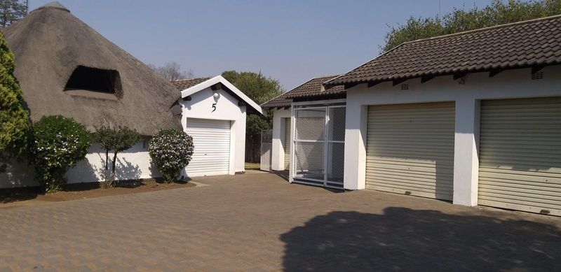 3 Bedroom house with 4 garages, carport &amp; swimming pool to let in Vaalpark