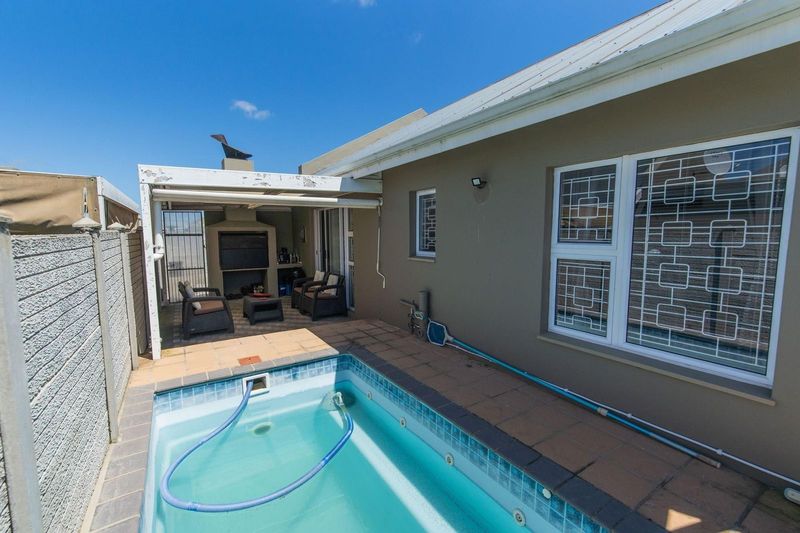 Beautiful Safe &amp; Secure Townhouse  For Sale  In Smallville Place Parsonsvlei
