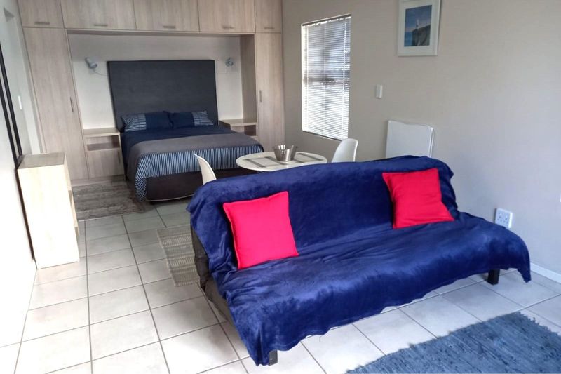 Spacious bachelor flat with parking:  Country Club:  Langebaan:  West Coast