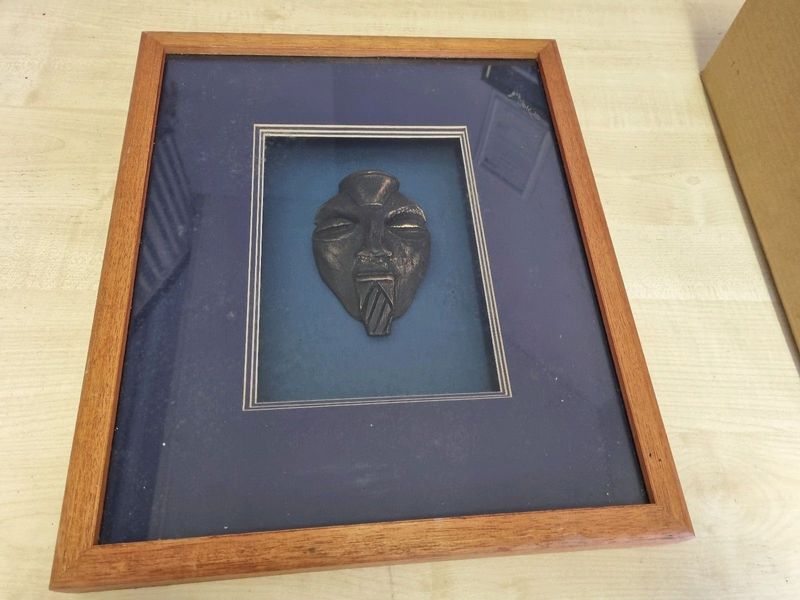 Framed African mask size 43x36cm