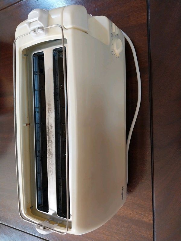 Toaster, Salton 4-slice pop-up, long slot, model ST04, 230V, 50HZ, 1300W.