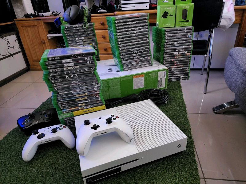 Xbox one s r3999 includes all cables and x1 controller