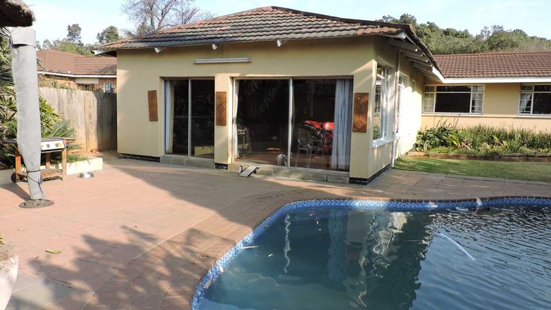 Entertainer dream home in secure area. Land 1244sqm1244