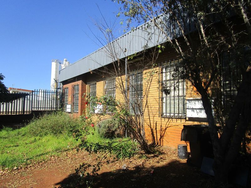 1930m² Industrial To Let in Spartan at R40.00 per m²