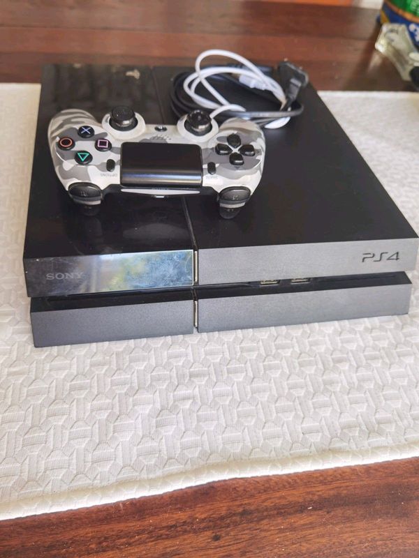 Ps4 with remote R2700